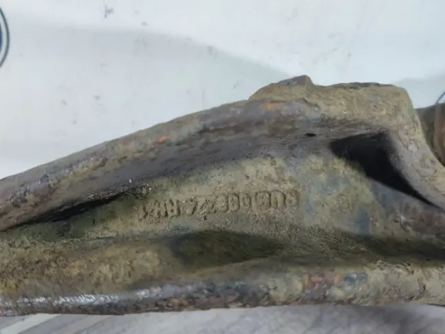 Кулак поворотный передний правый DISCOVERY 3 L319