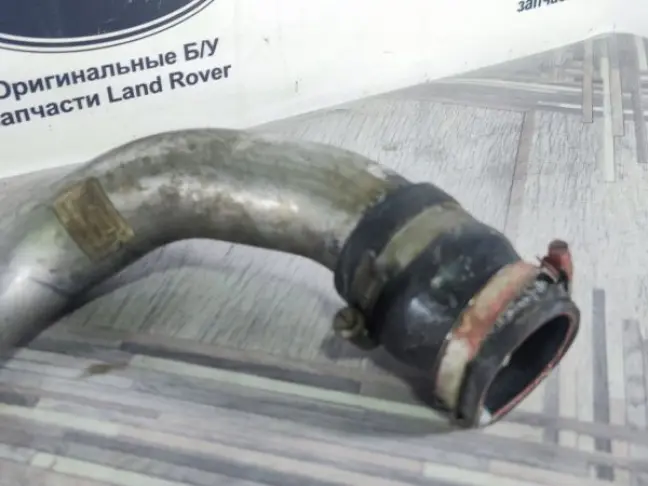 Патрубок интеркулера левый DISCOVERY 3 L319 2.7