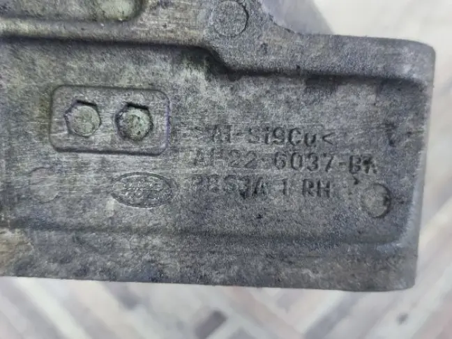 Кронштейн двигателя правый  DISCOVERY 4 3.0 306DT