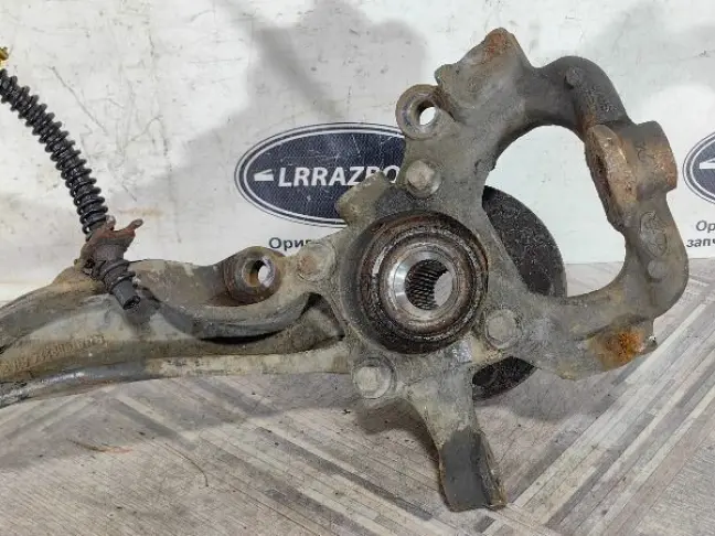 Кулак поворотный передний правый DISCOVERY 3 L319