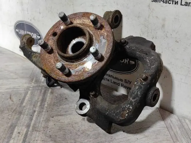 Кулак поворотный передний правый DISCOVERY 3 L319