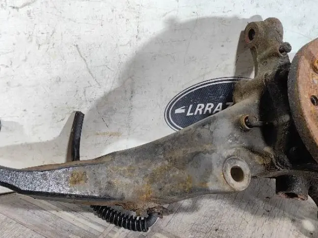 Кулак поворотный передний правый DISCOVERY 3 L319