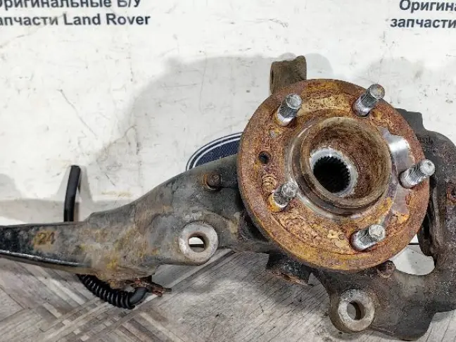 Кулак поворотный передний правый DISCOVERY 3 L319