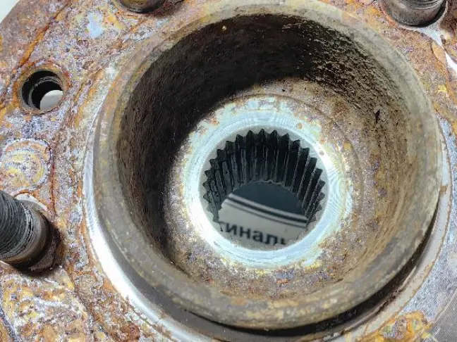 Кулак поворотный передний правый DISCOVERY 3 L319