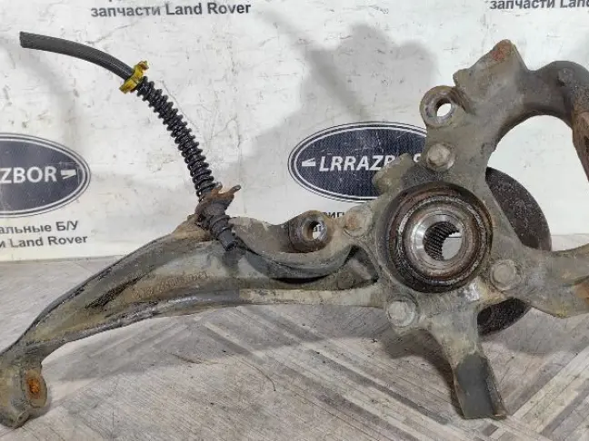 Кулак поворотный передний правый DISCOVERY 3 L319