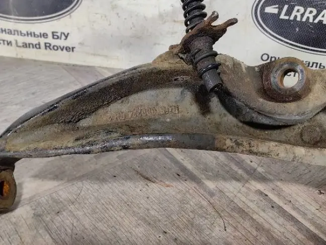 Кулак поворотный передний правый DISCOVERY 3 L319