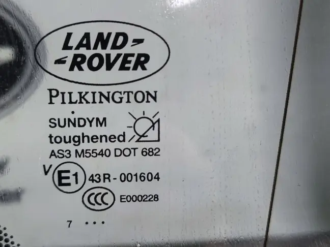 Стекло кузовное глухое правое DISCOVERY 3/4 L319