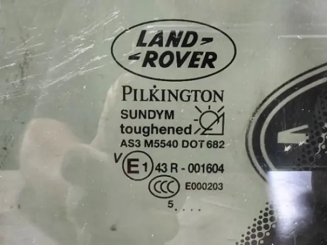 Стекло кузовное глухое левое DISCOVERY 3/4 L319