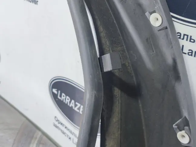 Молдинг двери задней левой DISCOVERY 3 L319 05-09