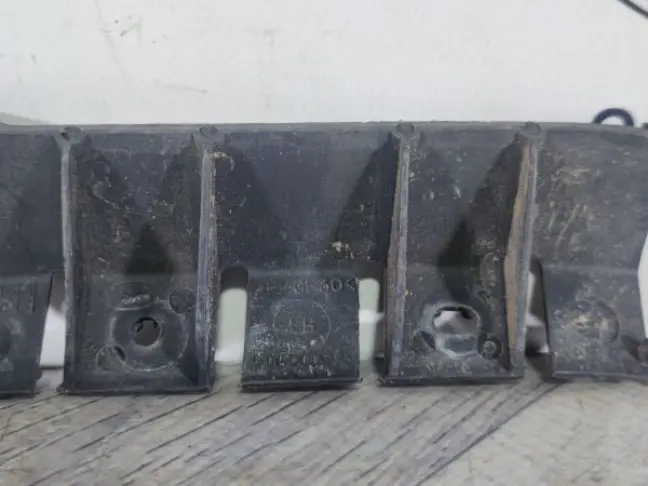 Кронштейн заднего бампера левый DISCOVERY 3 L319