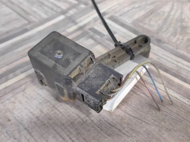 Датчик задний правый кузова Rang Rover Sport L320