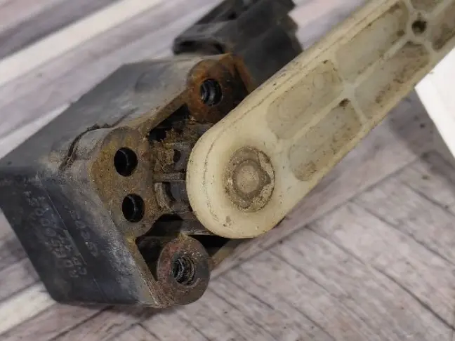 Датчик задний левый кузова Range Rover Sport L320