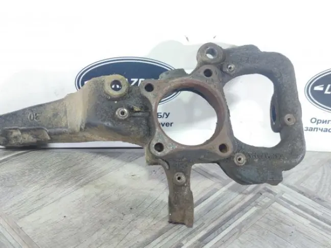 Кулак передний левый  Range Rover Sport L320 05-09