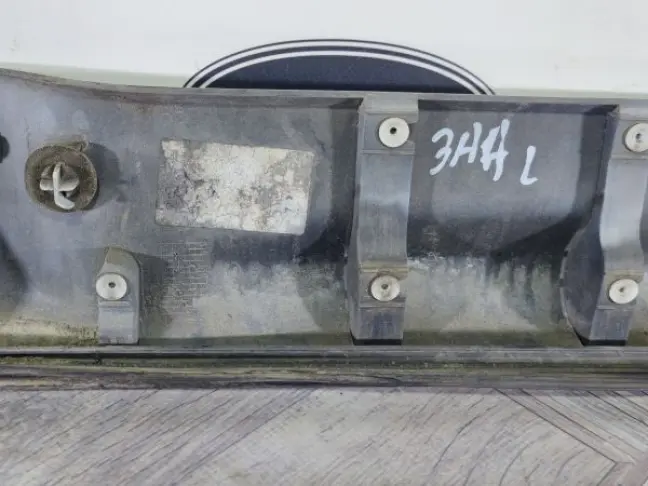 Молдинг двери задний левый  Range Rover Sport 320