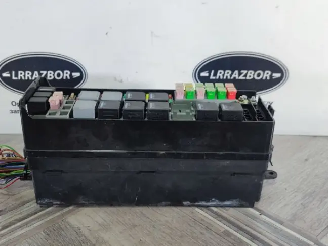 Блок предохранителей под капот Sport L320 4.2