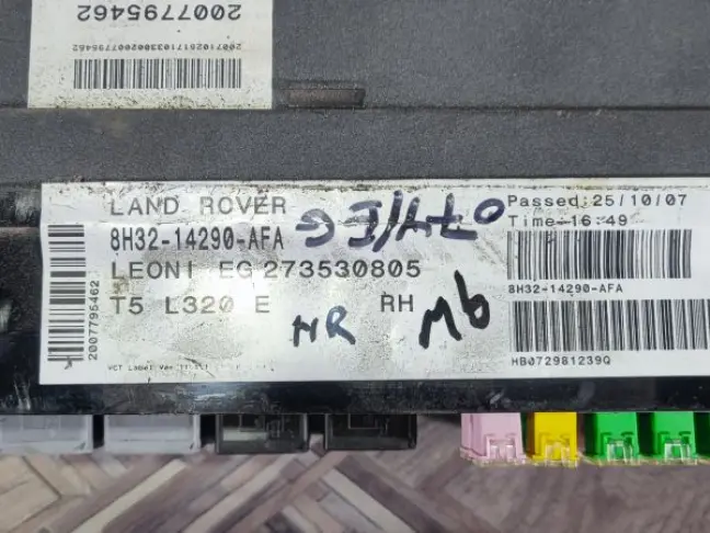 Блок предохранителей под капот Sport L320 4.2