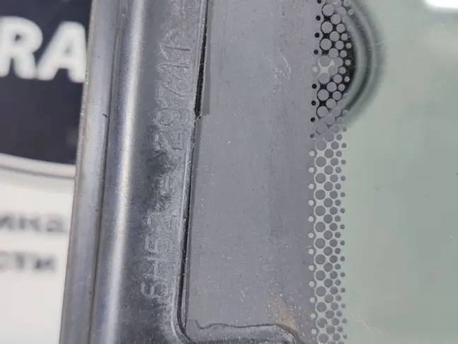 Форточка левая двери Land Rover Freelander 2