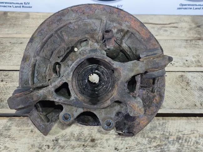 Кулак задний левый Range Rover Sport L320