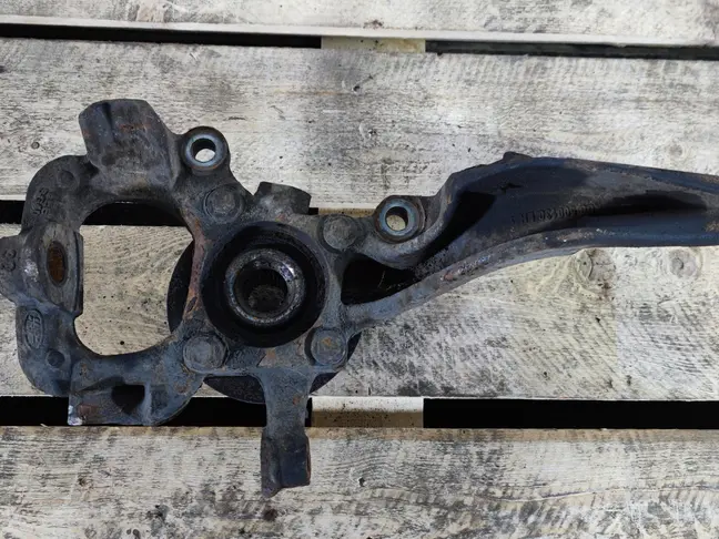 Кулак передний левый  Range Rover Sport L320 05-09