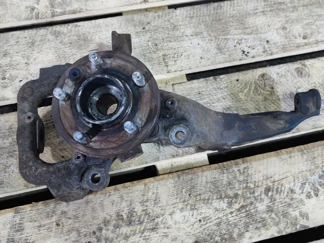 Кулак передний левый  Range Rover Sport L320 05-09