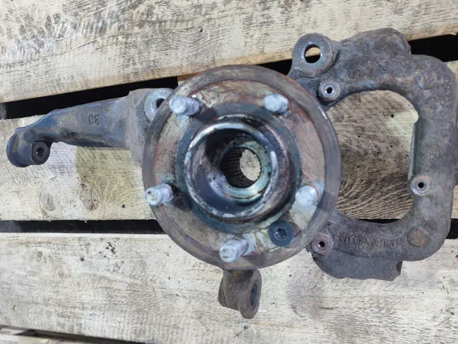 Кулак передний левый  Range Rover Sport L320 05-09