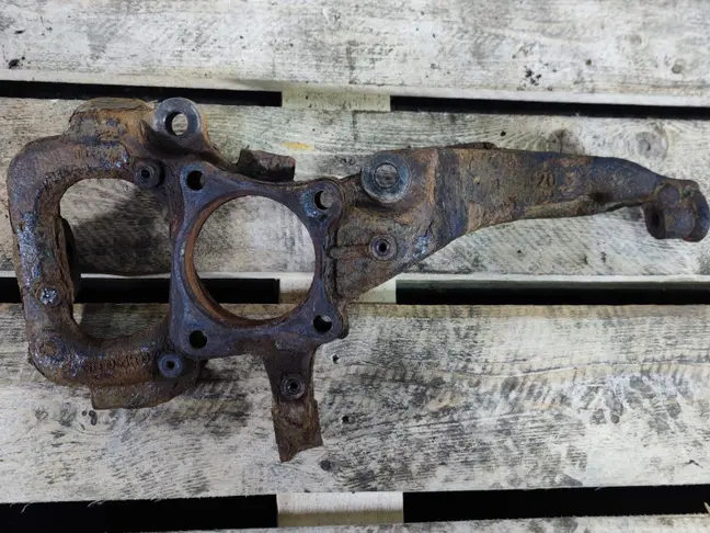 Кулак передний правый  Range Rover Sport L320 05+