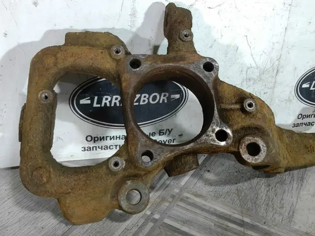 Кулак передний левый  Range Rover Sport L320 05-09