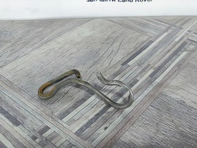 Кронштейн троса ручника DISCOVERY 3/4 L319