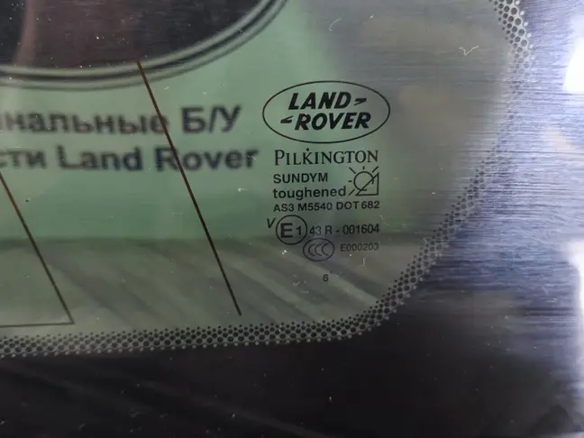Стекло кузовное глухое левое Land Rover Sport L320