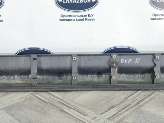 Молдинг передний правый  Range Rover Sport L320