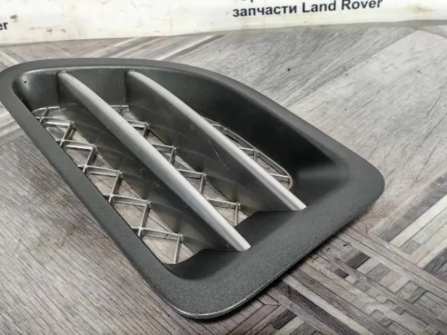 Жабра в крыло правая Range Rover Sport L320
