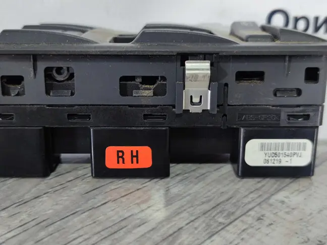 Кнопка стеклоподъемника DISCOVERY 3 L319 05-09