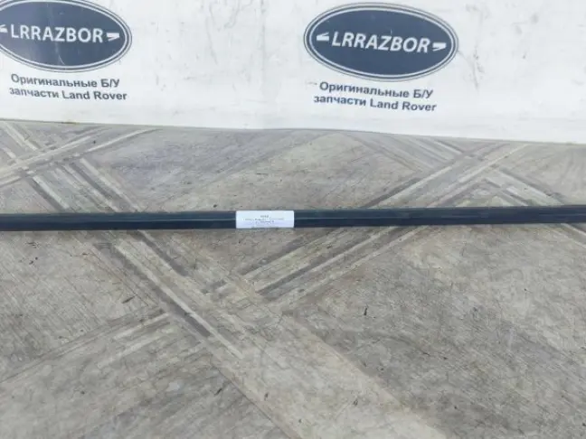 Молдинг стекла переднего левого Land Rover L322