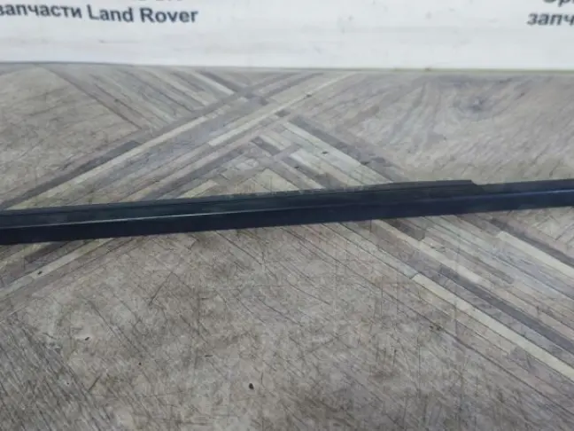 Молдинг стекла переднего левого Land Rover L322