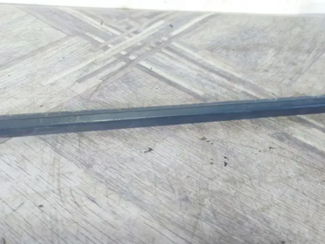 Молдинг стекла переднего левого Land Rover L322