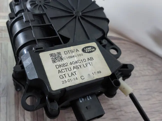 Доводчик крышки багажника Land Rover Sport L494