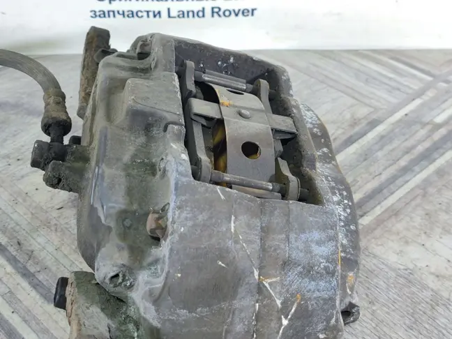 Суппорт правый передний Range Rover 3 L322