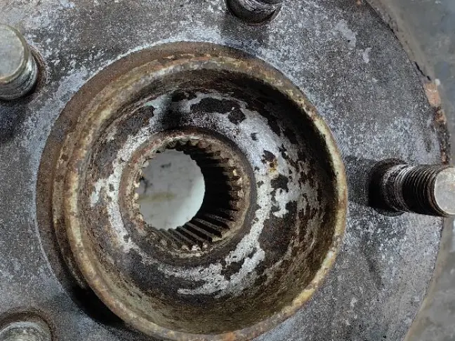 Кулак задний левый Range Rover L322 02-09