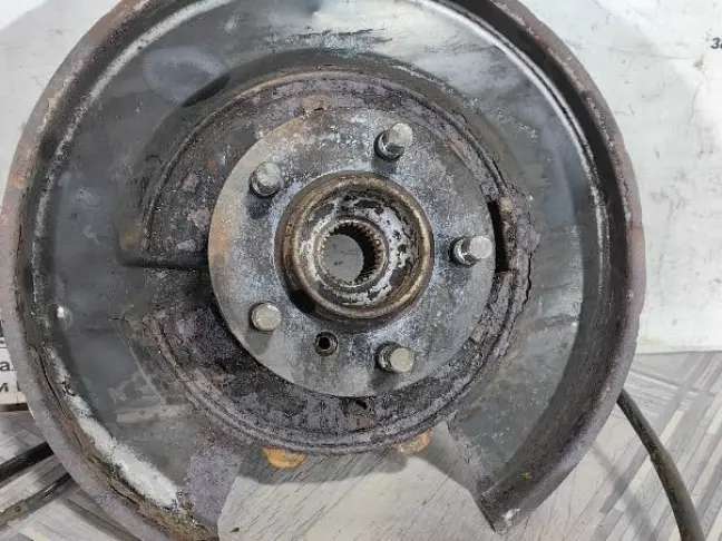 Кулак задний левый Range Rover L322 02-09