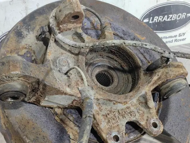 Кулак задний левый Range Rover L322 02-09