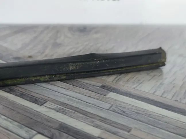 Молдинг стекла переднего левого Land Rover L322