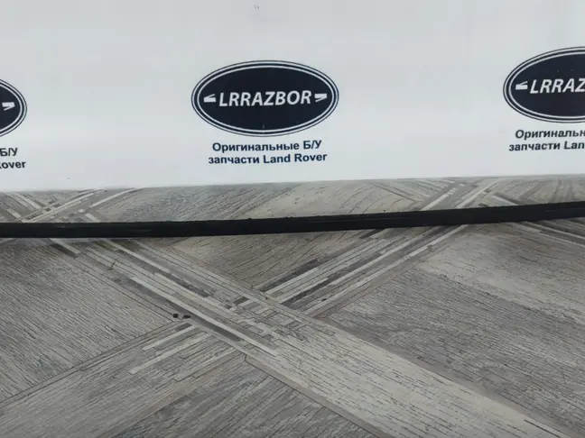 Молдинг стекла переднего левого Land Rover L322