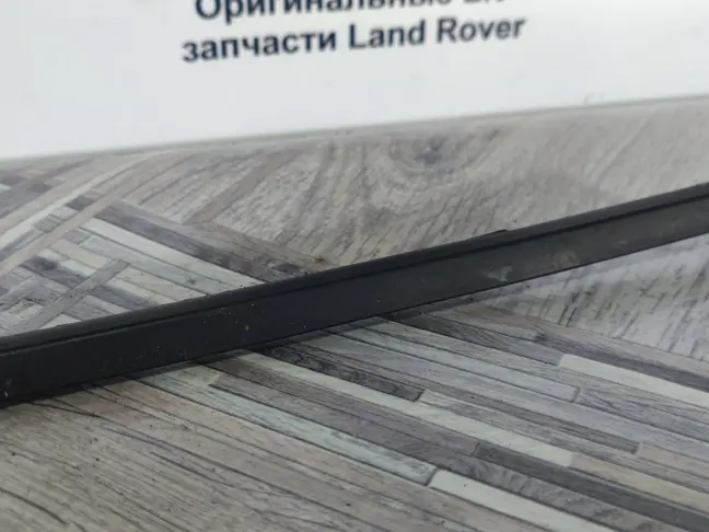 Молдинг стекла переднего левого Land Rover L322