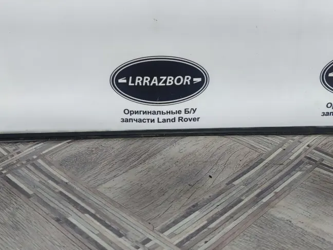 Молдинг стекла переднего левого Land Rover L322