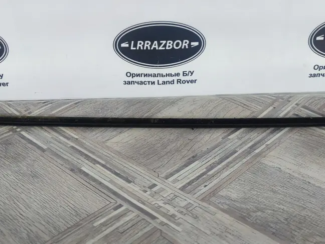 Молдинг стекла переднего левого Land Rover L322