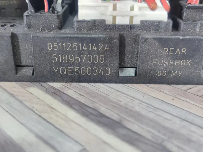 Блок предохранителей в багажнике Range Rover L322