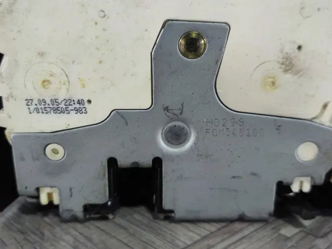 Замок двери задний правый Range Rover L322