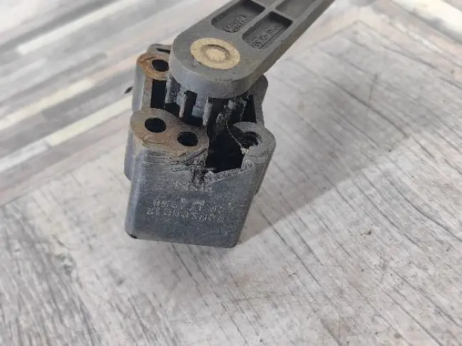 Датчик задний правый кузова Land Rover Discovery 3