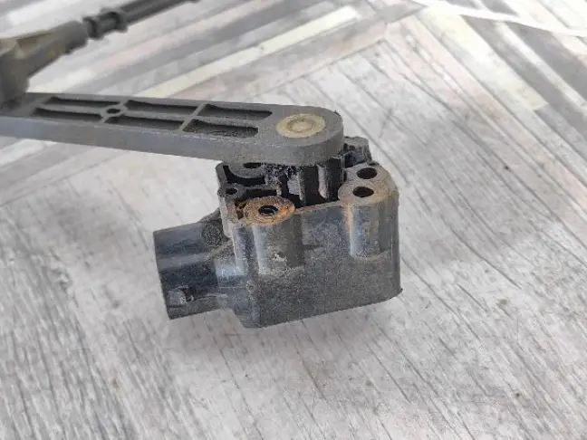 Датчик задний правый кузова Land Rover Discovery 3