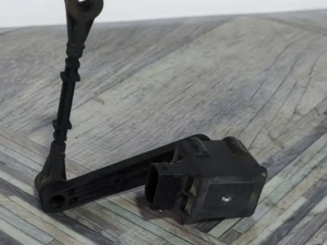 Датчик задний правый кузова Land Rover Discovery 3